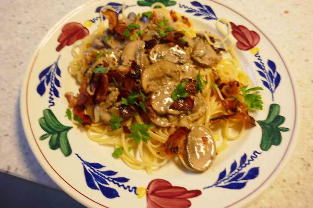 Linguine en een mosterdroomsaus met kastanjechampignons