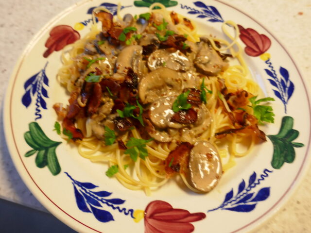 Linguine en een mosterdroomsaus met kastanjechampignons