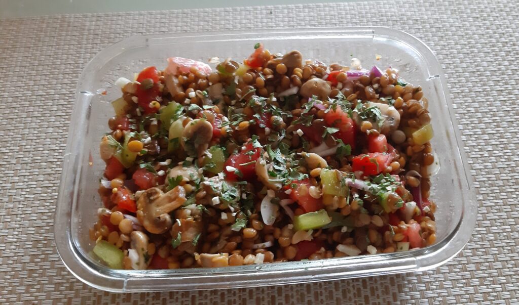 Linzensalade met gebakken champignons, paprika en tomaat