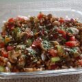 Linzensalade met gebakken champignons, paprika en tomaat
