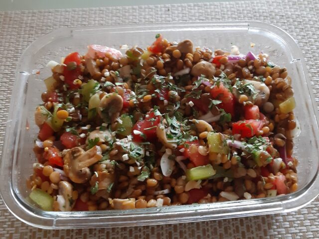 Linzensalade met gebakken champignons, paprika en tomaat