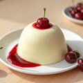 Luchtige bavarois van limoen met een kersensaus