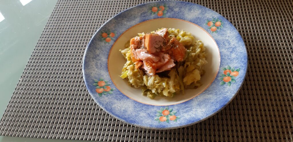 Luchtige stamppot prei met warmgerookte zalm