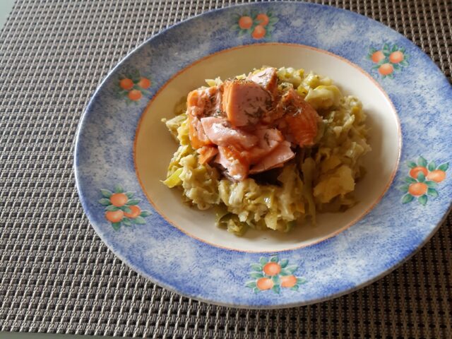 Luchtige stamppot prei met warmgerookte zalm