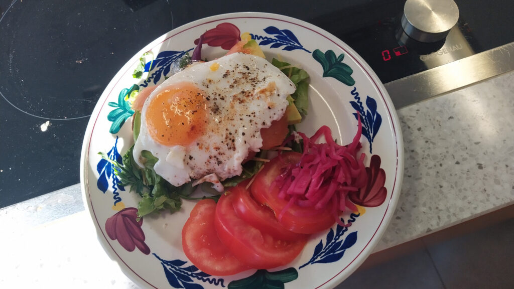 Luxe Uitsmijter Met Avocado, Gerookte Zalm En Een Eitje