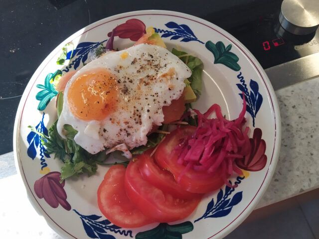 Luxe Uitsmijter Met Avocado, Gerookte Zalm En Een Eitje