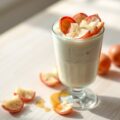 Lycheemousse met lychees en stervruchten