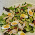 Maaltijdsalade met gerookte kip, avocado en een eitje
