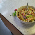 Maaltijdsalade met spitskool, tomaat, wortel en nog meer