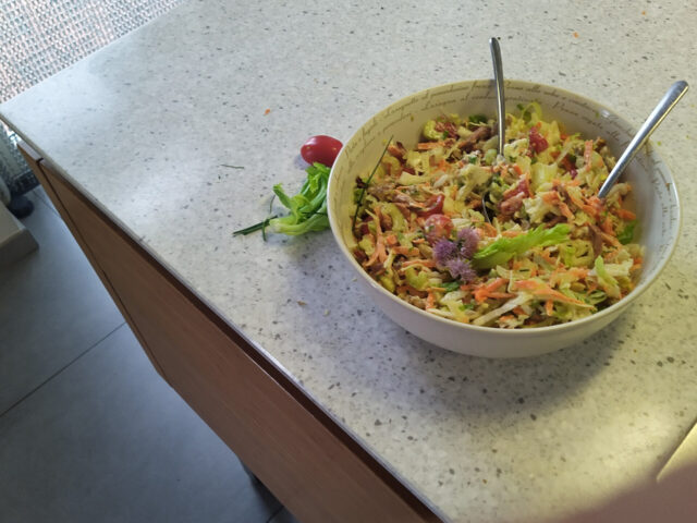 Maaltijdsalade met spitskool, tomaat, wortel en nog meer