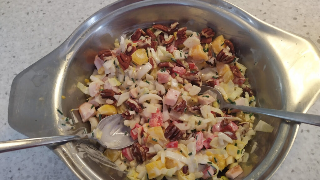 Maaltijdsalade met witlof, mango en gerookte kip
