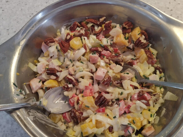 Maaltijdsalade met witlof, mango en gerookte kip