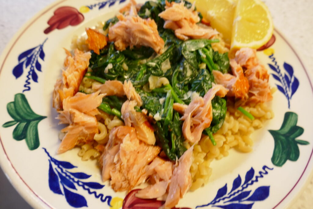Macaroni met warmgerookte zalm, spinazie en boursinsaus