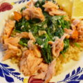 Macaroni met warmgerookte zalm, spinazie en boursinsaus
