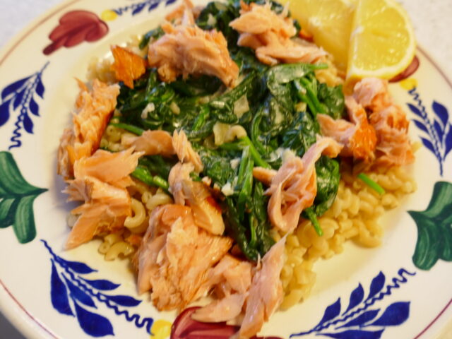 Macaroni met warmgerookte zalm, spinazie en boursinsaus