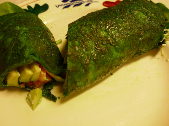 Makkelijke Maandag Ei-Wrap met avocado, spinazie en zalm