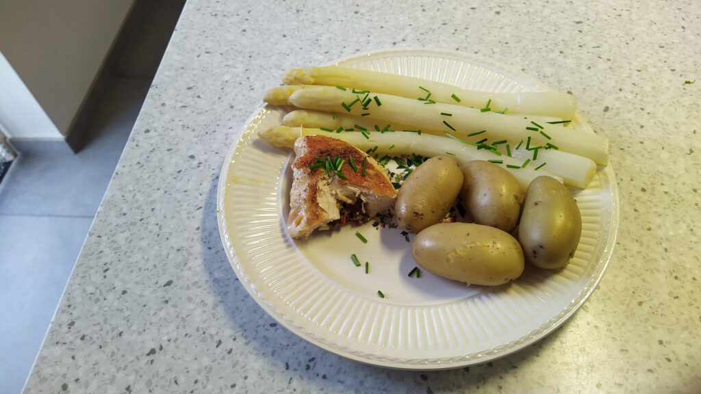 Mediterraans gevulde kipfilet met verse asperges en gekookte krieltjes
