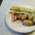 Mediterraans gevulde kipfilet met verse asperges en gekookte krieltjes