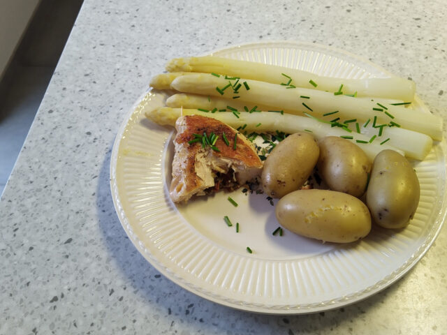 Mediterraans gevulde kipfilet met verse asperges en gekookte krieltjes