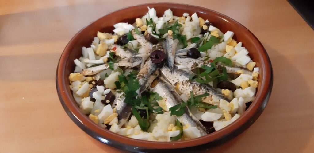 Mediterrane bloemkoolsalade met ansjovis, ei en olijven