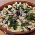 Mediterrane bloemkoolsalade met ansjovis, ei en olijven