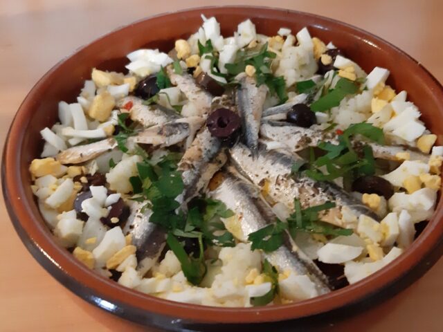 Mediterrane bloemkoolsalade met ansjovis, ei en olijven