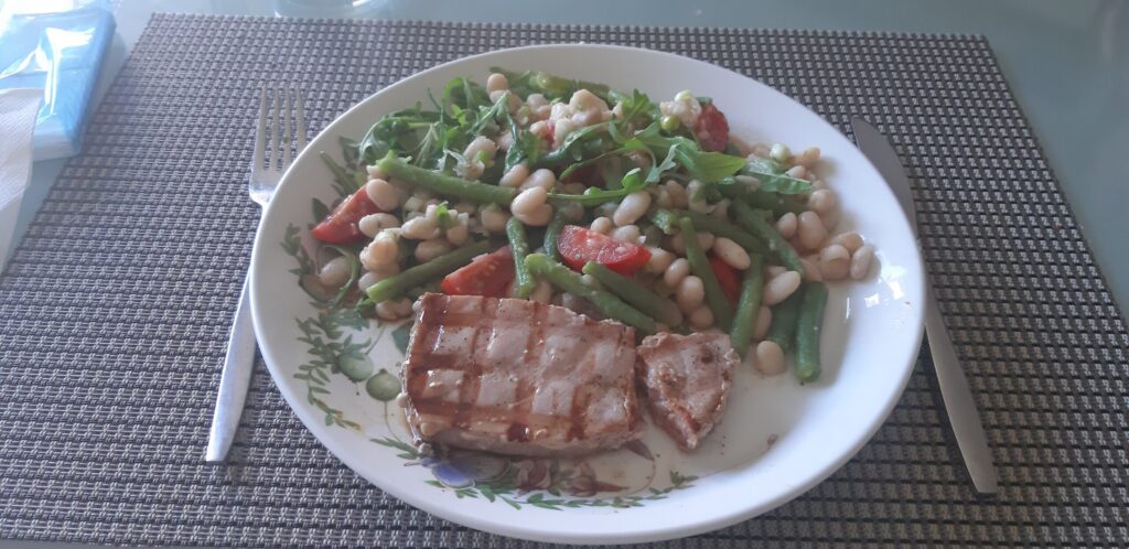 Mediterrane bonensalade met een gegrilde tonijnsteak, lekker zomers