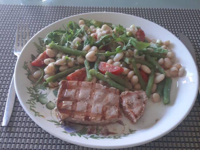 Gegrilde tonijnsteak met lauwwarme Mediterrane bonensalade