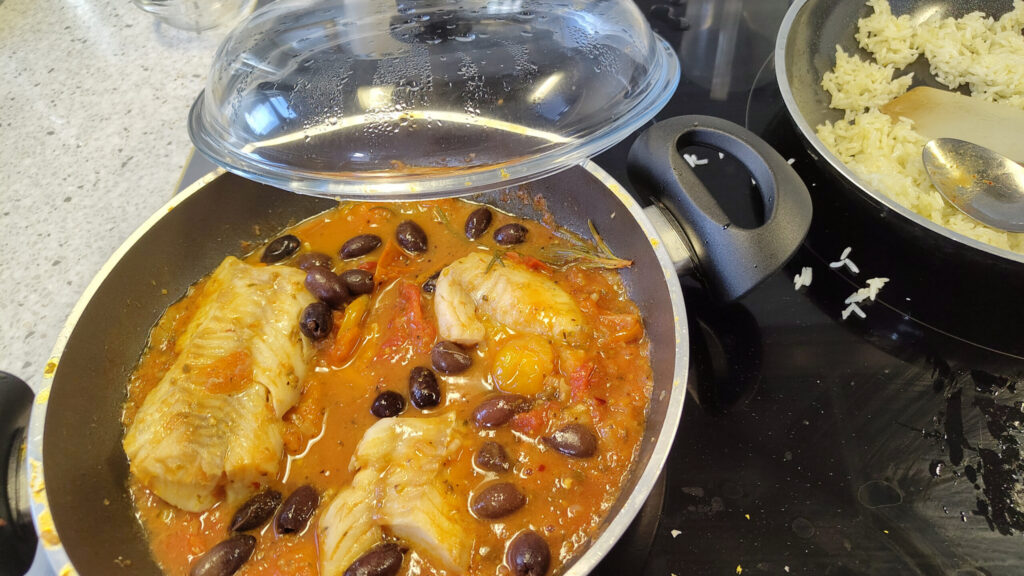 Mediterrane kabeljauw met tomaat en olijven