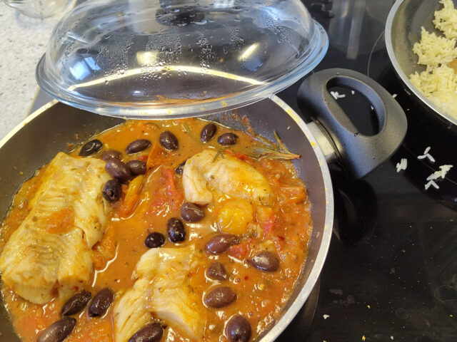 Mediterrane kabeljauw met tomaat en olijven