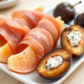 Meloen met ham en pruim met romige blauwe kaas