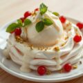 Meringue ijsdessert met witte chocoladesaus