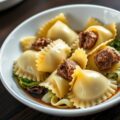 Met eend gevulde ravioli met savooiekool en eenden