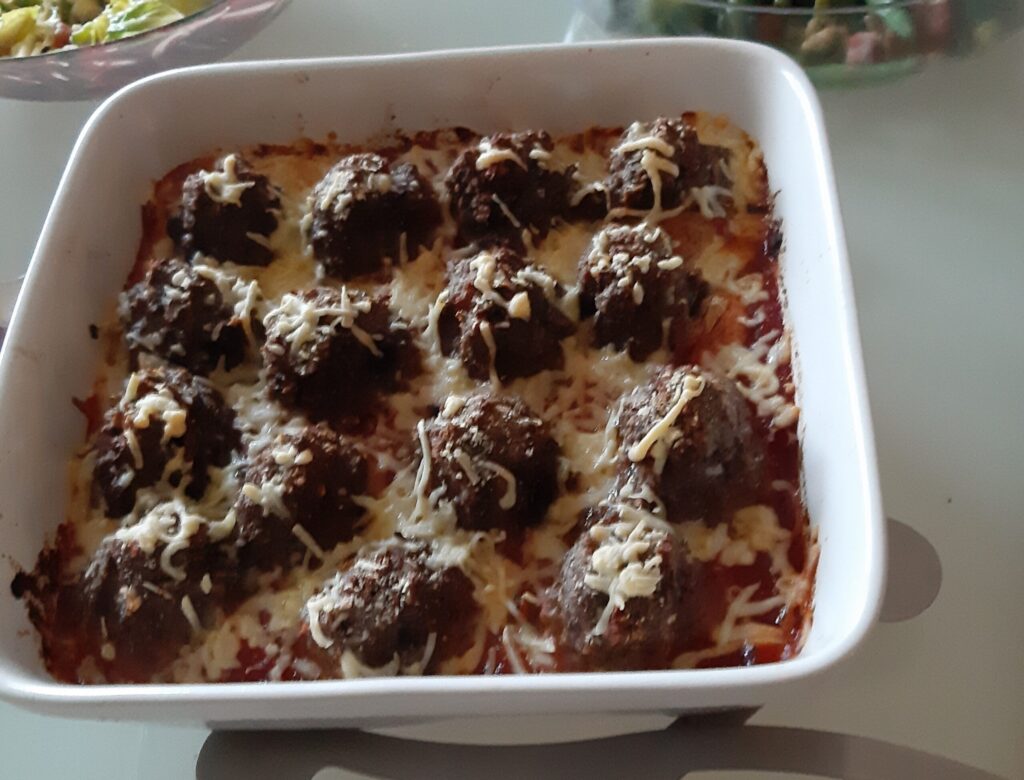 Met gehakt gevulde grote kastanjechampignons in tomatensaus met kaas