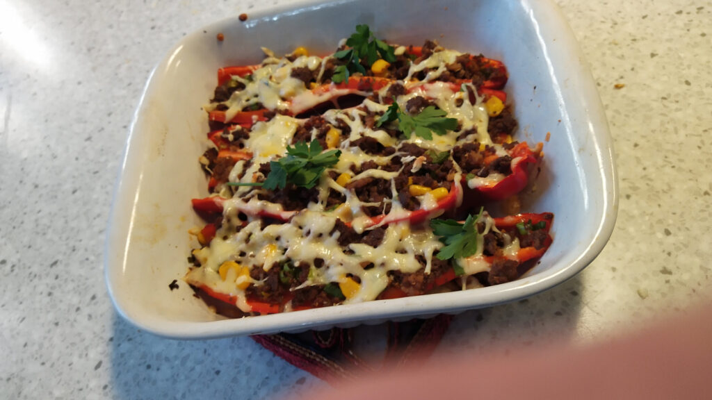 Met rundergehakt en mais gevulde puntpaprika