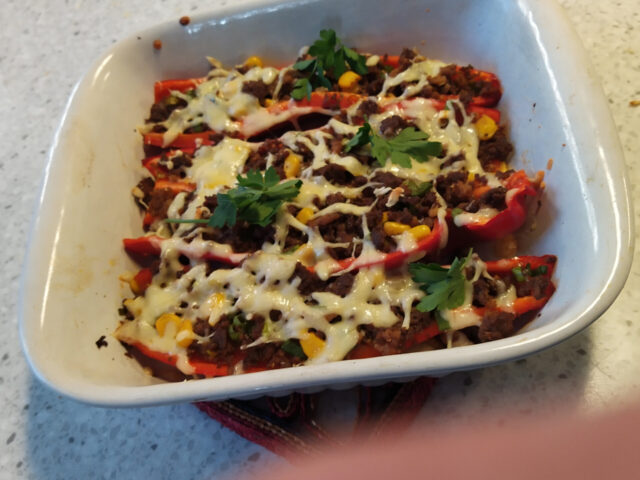 Met rundergehakt en mais gevulde puntpaprika