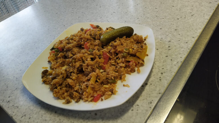 Mexicaans rijstpannetje met roerbakmix en rundergehakt