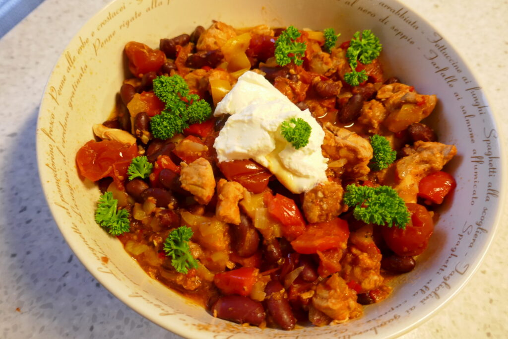 Mexicaanse malse kippendijen met verse groente en kruiden uit de slowcooker