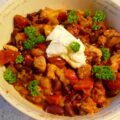 Mexicaanse malse kippendijen met verse groente en kruiden uit de slowcooker