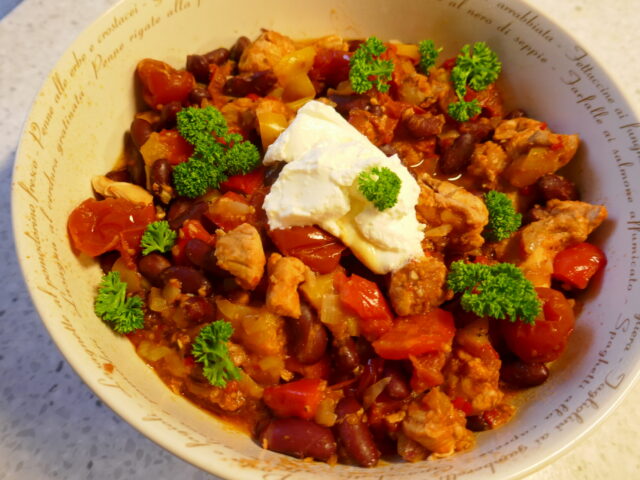 Mexicaanse malse kippendijen met verse groente en kruiden uit de slowcooker