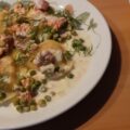 Mezzelune met een romige zalmsaus met doperwten en dille