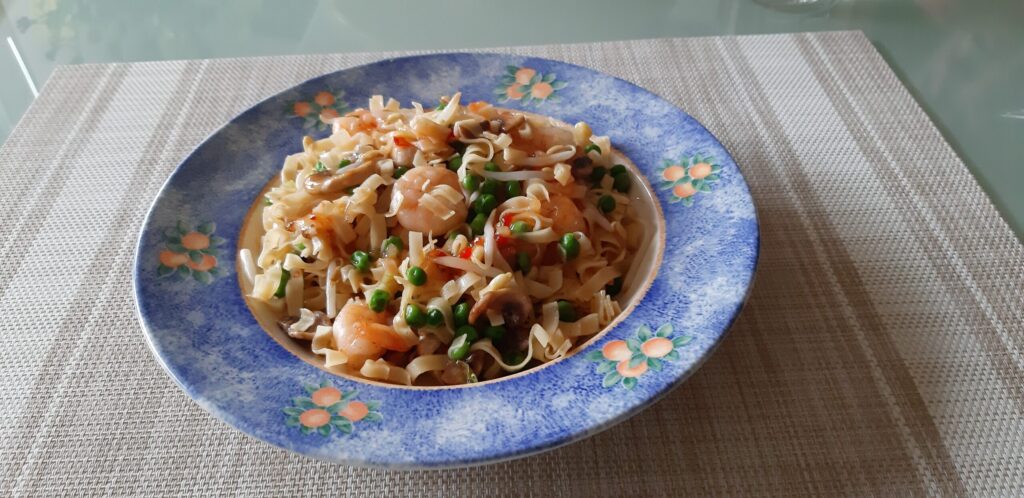 Mie goreng met garnalen, champignons, erwtjes, taugé en lente-uitjes