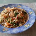 Mie met garnalen, champignons, erwtjes, taugé en lente-uitjes