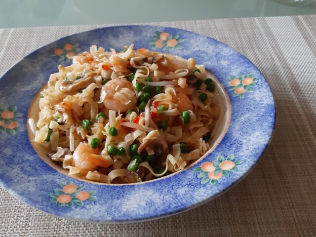 Mie met garnalen, champignons, erwtjes, taugé en lente-uitjes