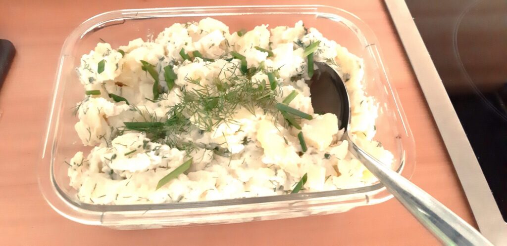 Mijn favoriete Duitse aardappelsalade met groene kruiden