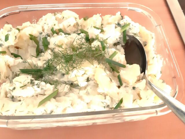 Mijn favoriete Duitse aardappelsalade met groene kruiden