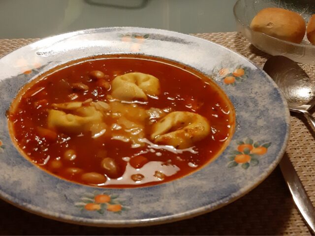 Minestronesoep met Wieringer bonen en tortellini