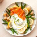 Mini-krieltjes met warmgerookte zalm en ricotta-yoghurtspread