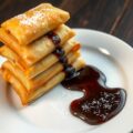 Miniloempia’s van banaan met (veel) chocoladesaus