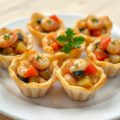 Minipasteitjes gevuld met garnalen op z’n provencaals